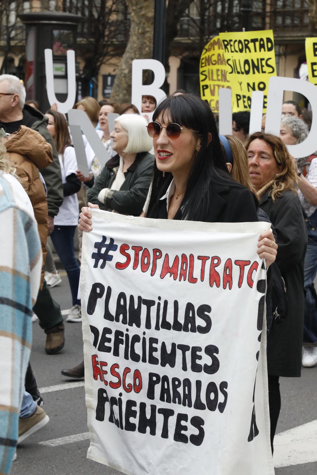 En imágenes: Los sanitarios se manifiestan en Gijón al grito de "no queremos más dinero, queremos mejores condiciones laborales"