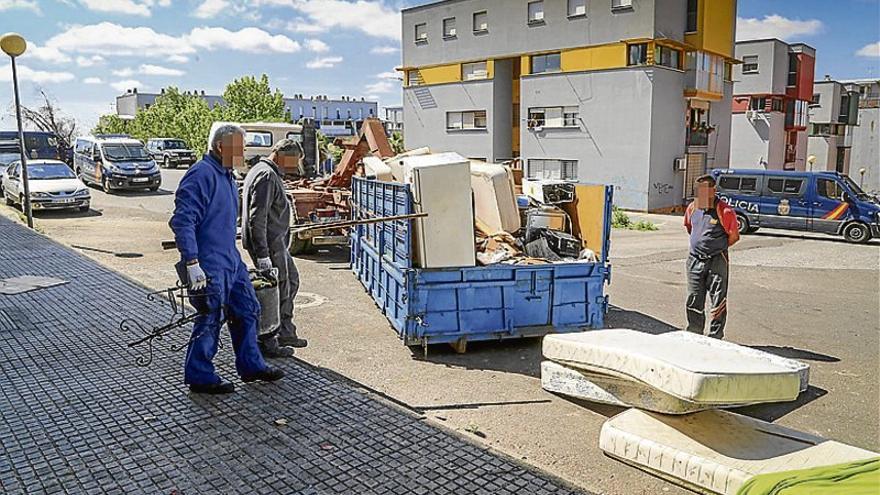 La Junta ejecuta 11 desahucios en pisos sociales de Los Colorines de Badajoz