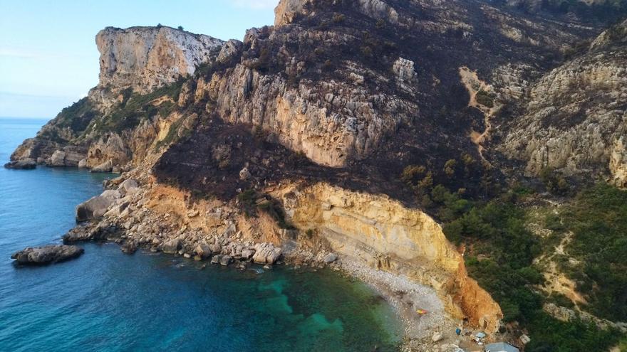 El incendio en Teulada devasta una de las calas más bellas de la Comunidad Valenciana