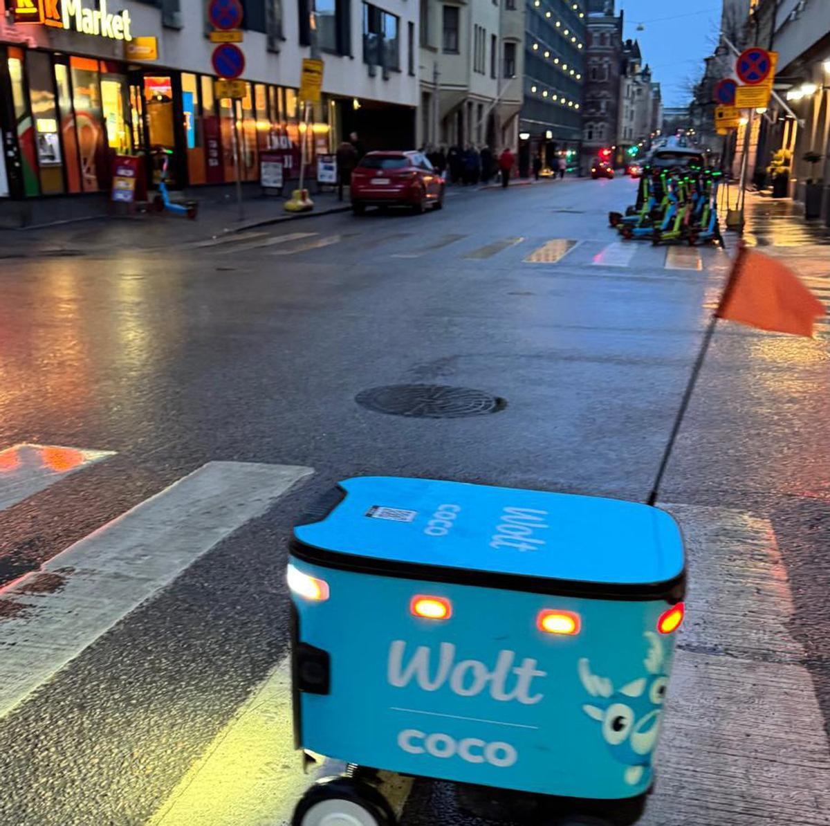 Imatge d’un robot-repartidor pels carrers de Helsinki. | M.F.