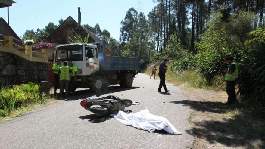 Un motorista muere al chocar con un camión en una vía cortada por obras en Salvaterra