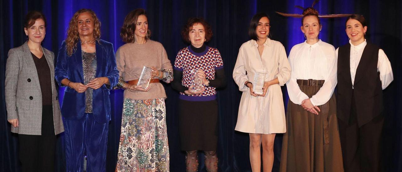 Irene Bascoy, Carmela Silva, Lorena Varela, Marilar Aleixandre e Priscila Retamozo xunto coas intérpretes Carmen Farroco e Raquel Velasco.