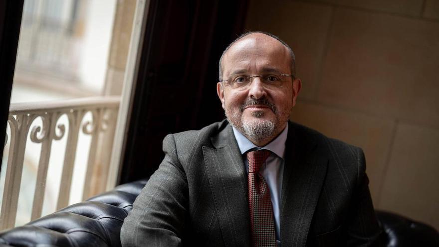 Alejandro Fernández, líder del PP Catalán, habla sobre la falta de inversión en Rodalies