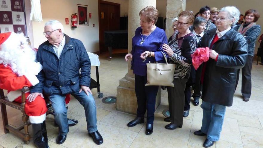 Los participantes en los talleres de memoria de Tineo con Papá Noel, en la celebración de su primer encuentro navideño.