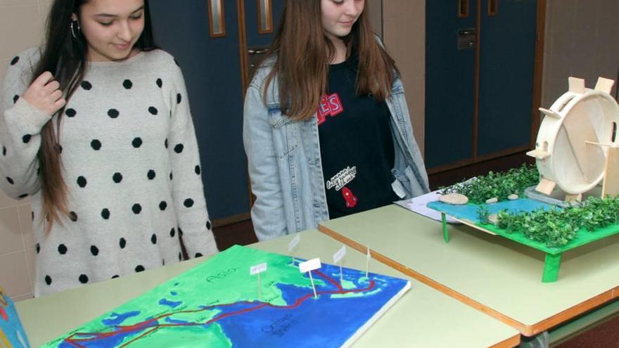 Dos estudiantes con dos maquetas, en Franciscanos.