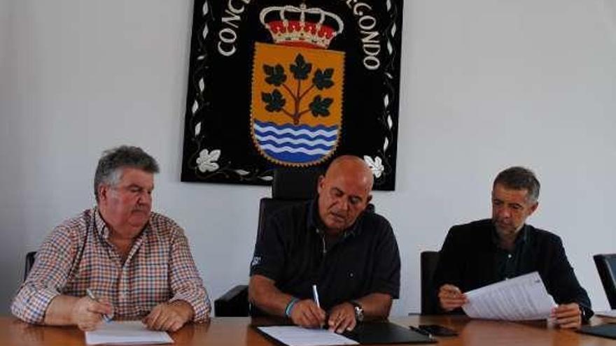 Firma del contrato para la redacción del PXOM, ayer.