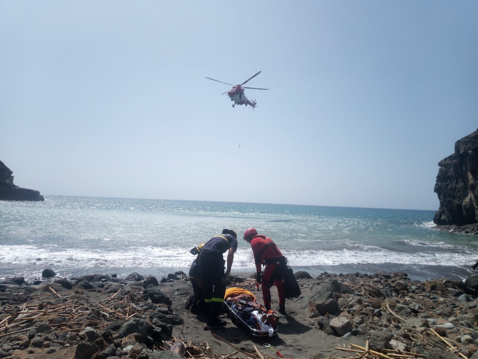 Una mujer sufre una caída en la playa de Tiritaña