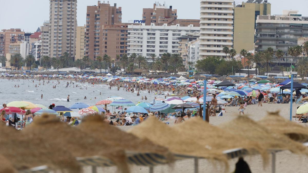 Vista de la playa de Torreblanca en Fuengirola, llena: junio en esplendor