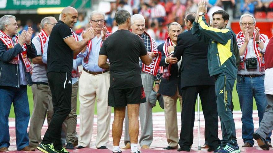 Abelardo y Marcelino aplauden a los socios de honor y veteranos homenajeados antes del partido.