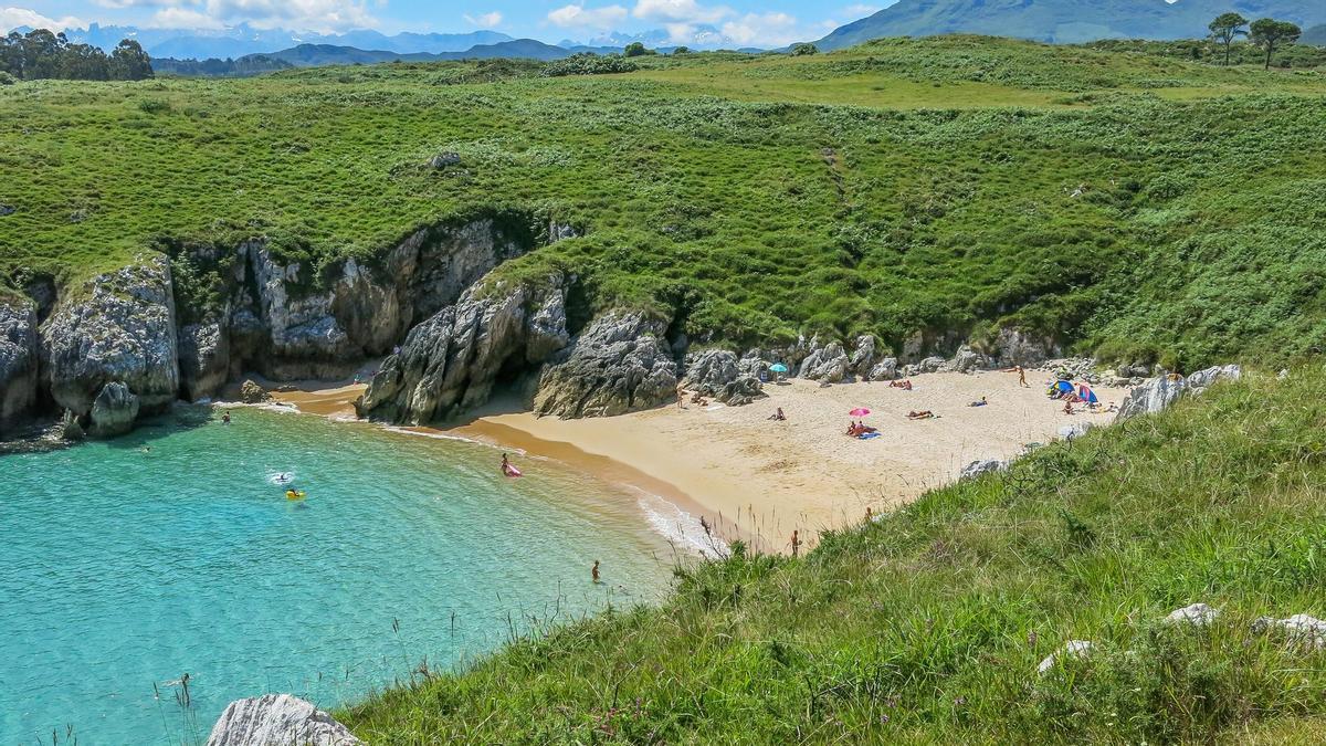 Algunas de las playas más bonitas y frías de España están entre Galicia y el País Vasco