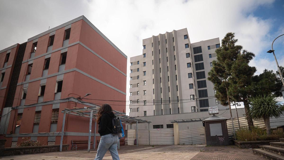 A la izquierda uno de los bloques afectados por la aluminosis y, de fondo, los edificios reacondicionados
