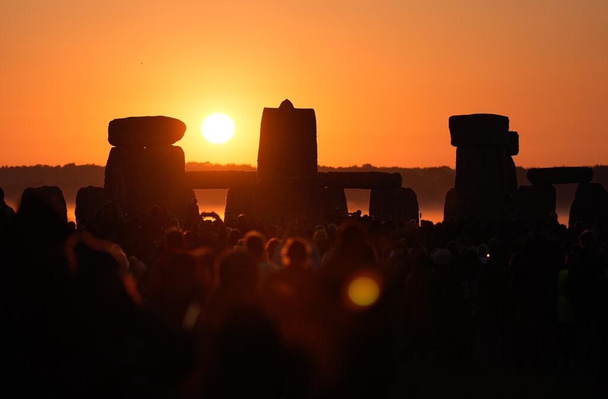 Salida del sol del solsticio de verano desde Stonehenge