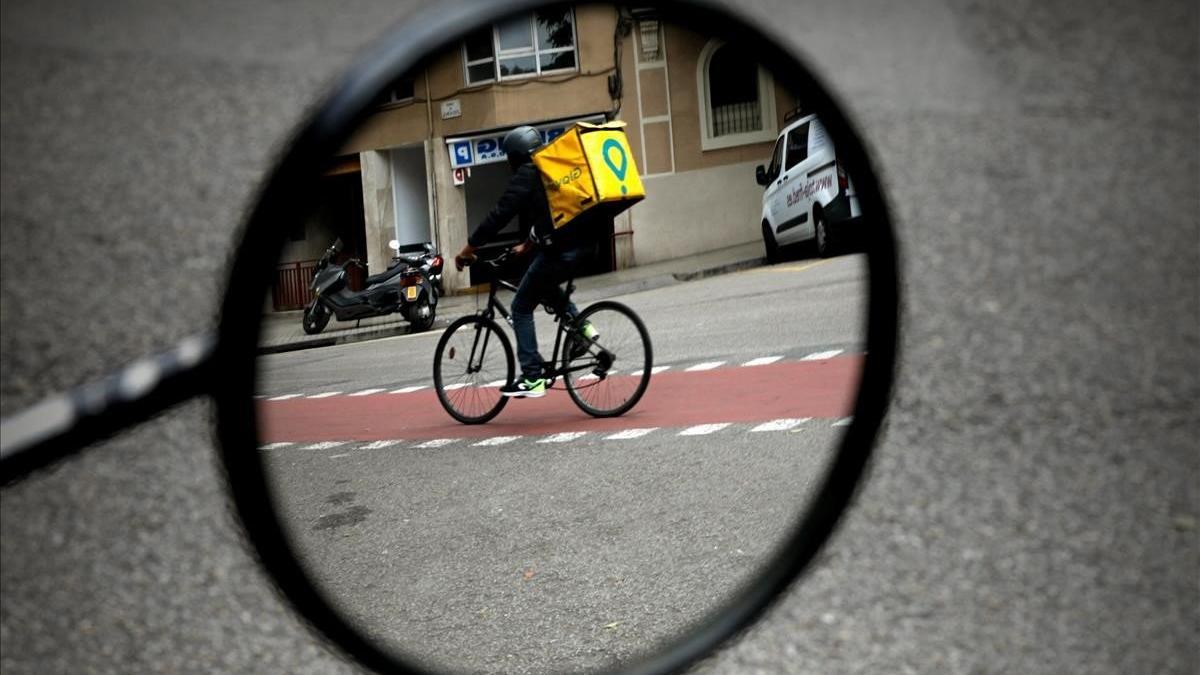 Repartidor de Glovo pedaleando por Sagrada Familia