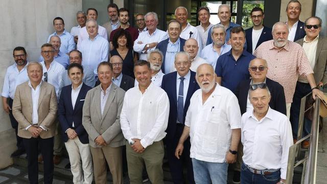 Participantes en el encuentro, en la entrada de la sede de la Cámara de Comercio de Gijón. | ÁNGEL GONZÁLEZ
