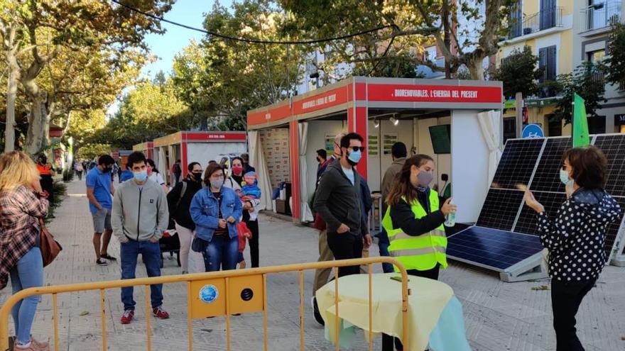 Primeres visitants a l&#039;entrada del recinte de FirAnoia