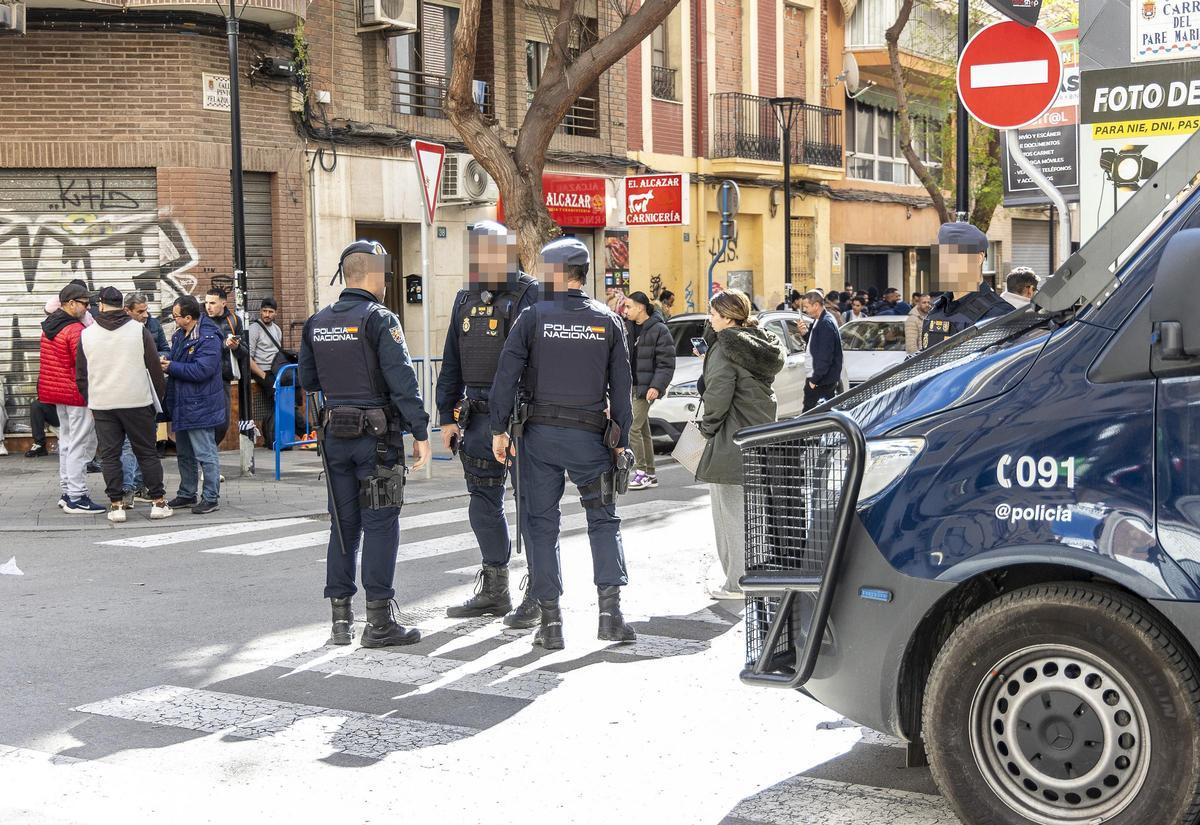 Agentes de la UIP en el dispositivo junto al Consulado de Argelia en Alicante.