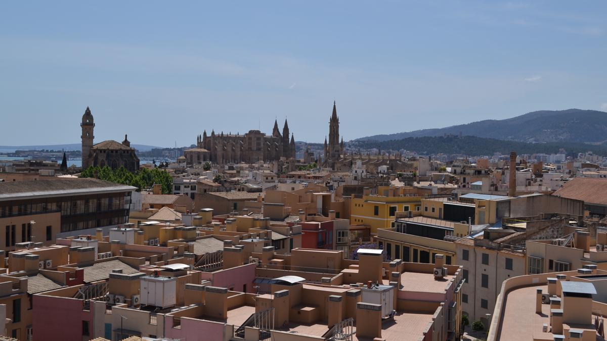 Vista de Palma con muchas edificaciones.