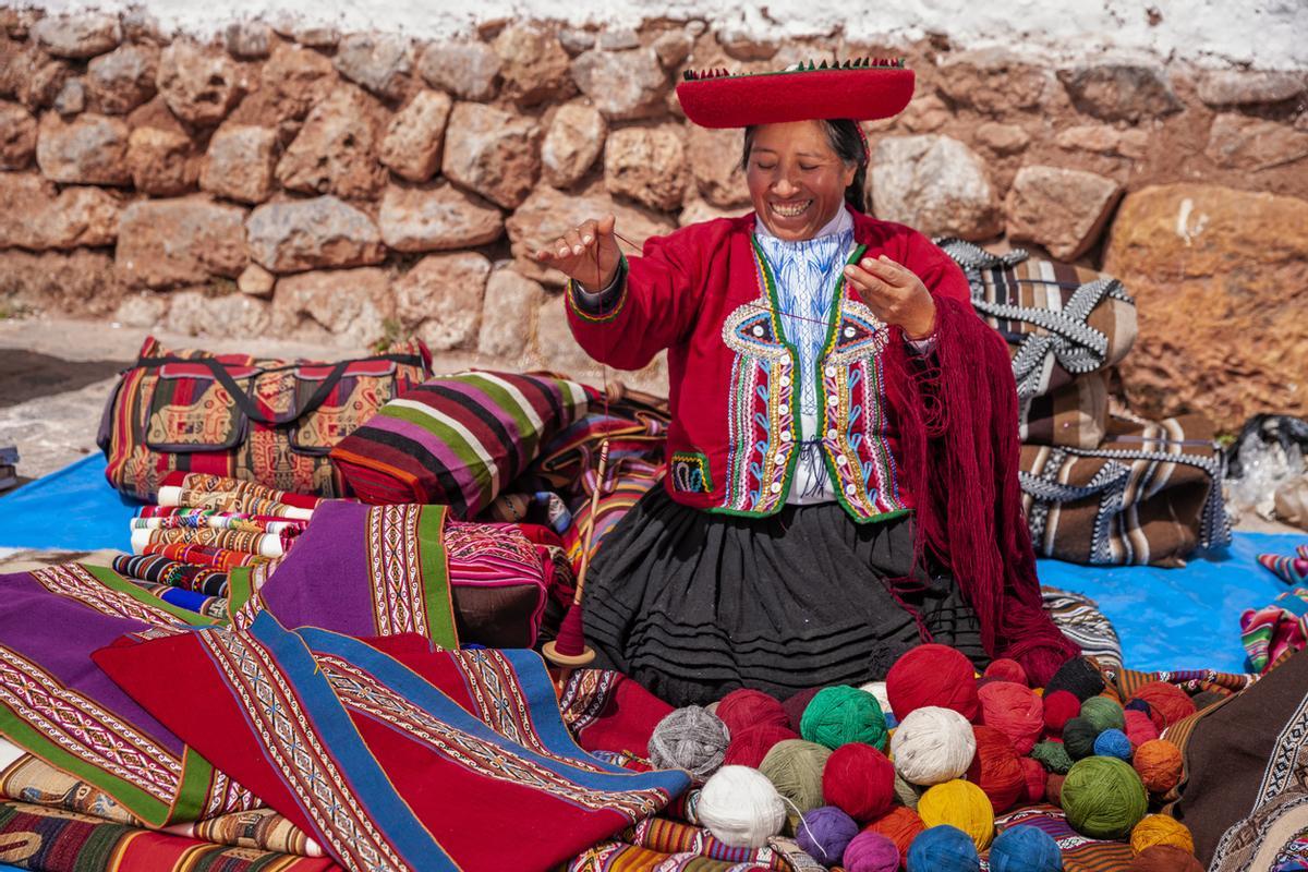 Mujer peruana vende recuerdos en ruinas incas, Valle Sagrado, Perú