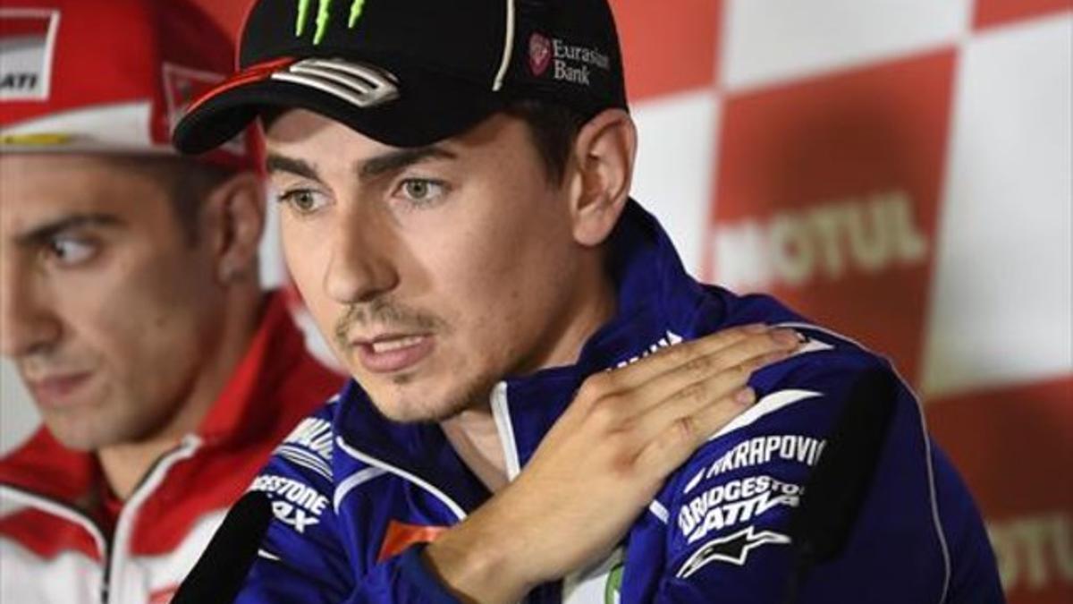 Jorge Lorenzo se palpa el hombro lesionado en la sala de prensa de Motegi.