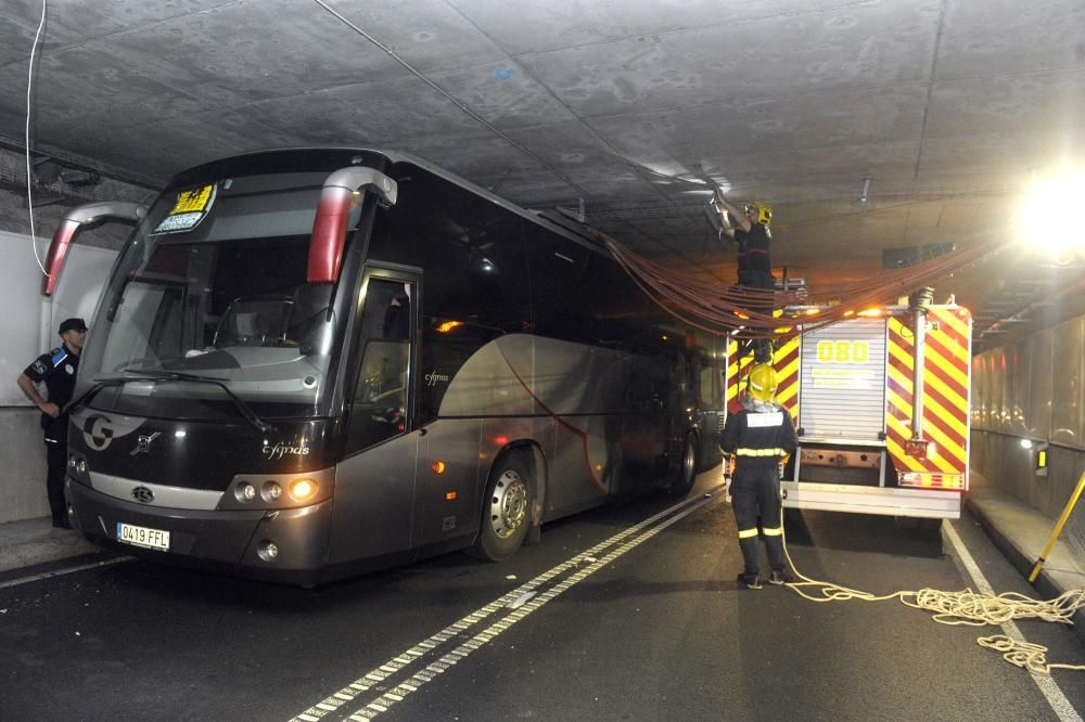 Un autobús escolar, atrapado en el túnel de María