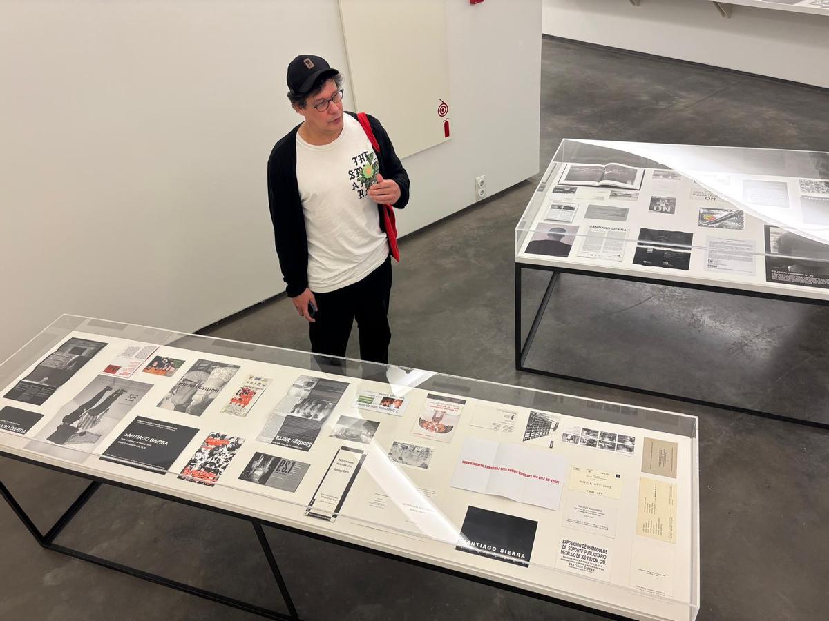 FOTOGALERÍA | La muestra Santiago Sierra en el Museo Helga de Alvear, en imágenes