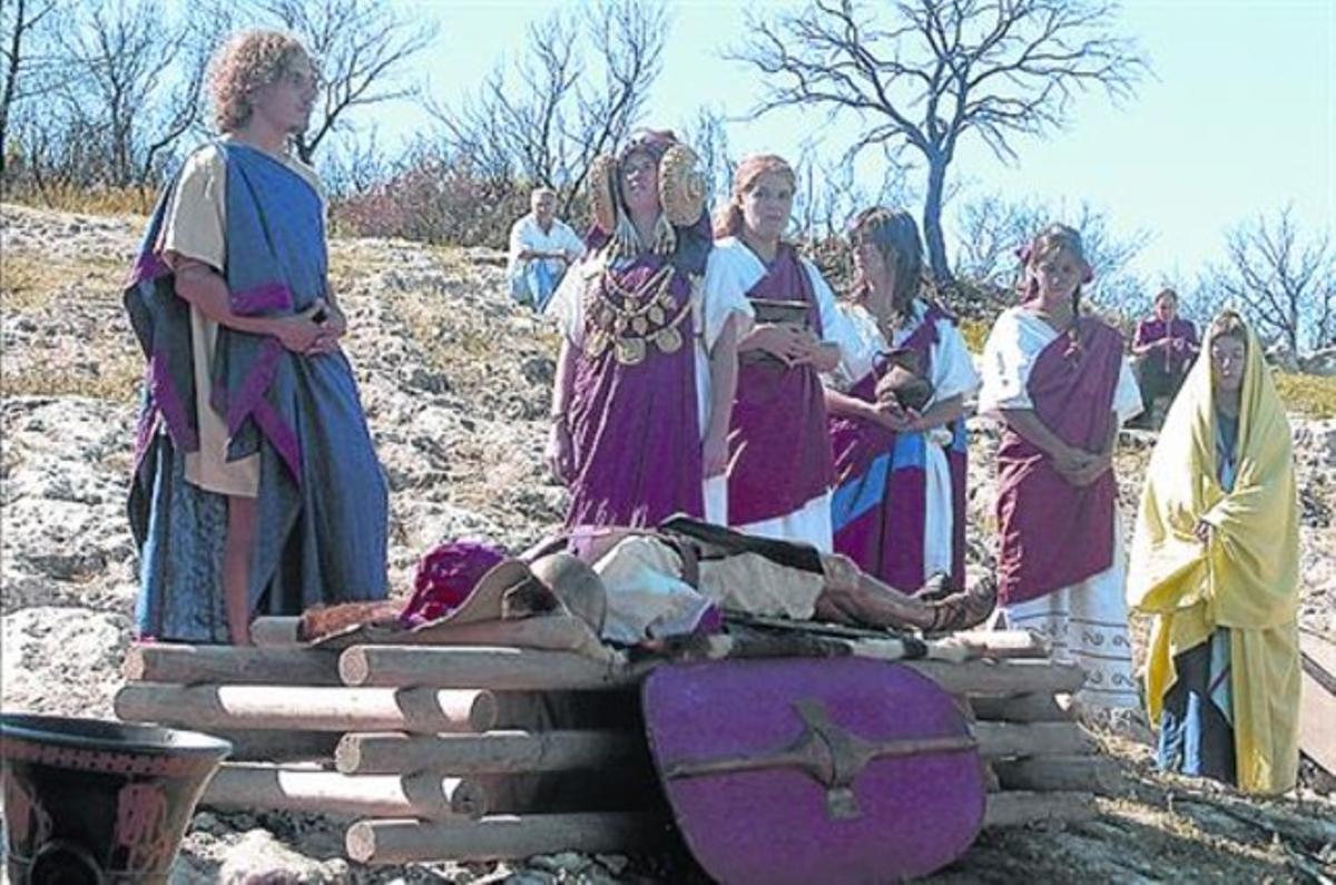 Escenificació d’un ritual, en la passada edició de visites a jaciments. Escenificació d’un ritual, en la passada edició de visites a jaciments.