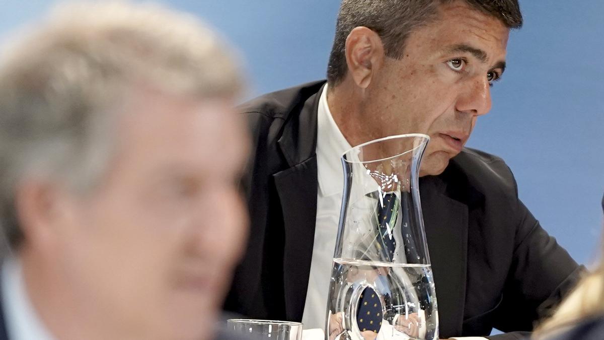 Feijóo, en primera línea, con Mazón al fondo, este lunes en la junta directiva nacional del PP celebrada en Madrid.
