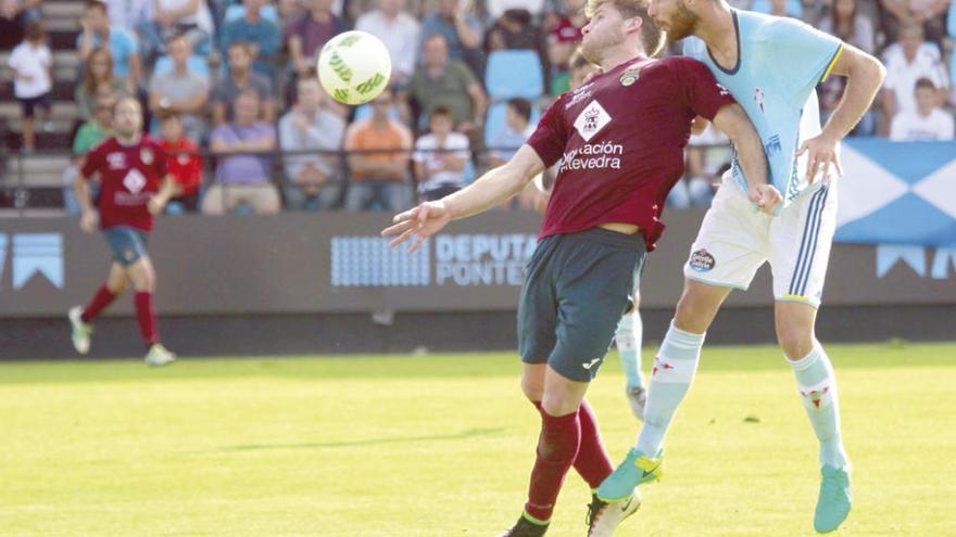 Mario Barco salta junto a un defensa del Celta B. // J. Lores