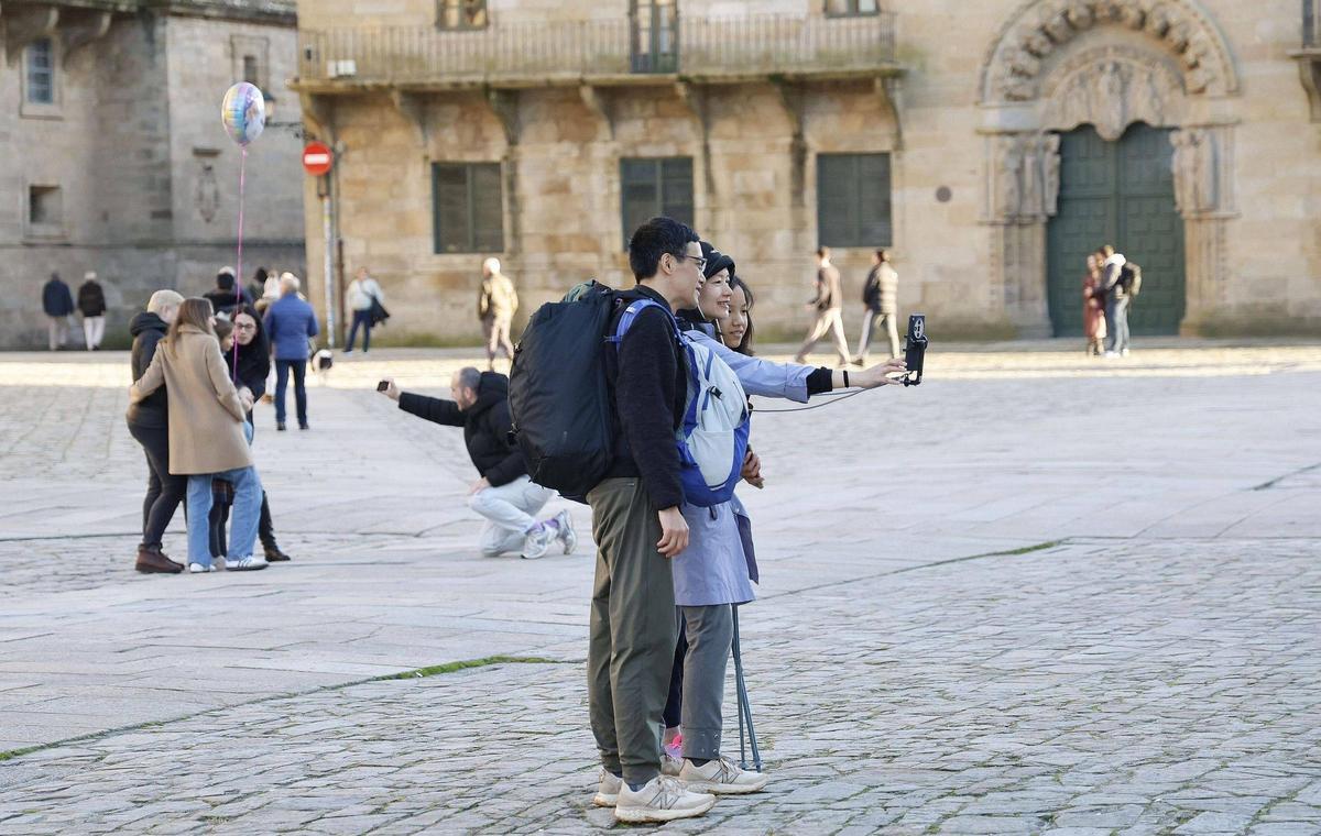Turistas en la Praza do Obradoiro en Santiago de Compostela