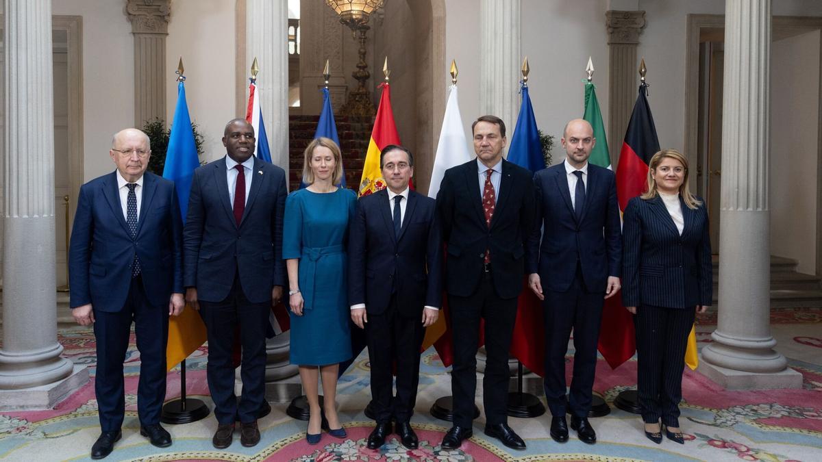 31/03/2025 Foto de familia con los ministros de Asuntos Exteriores de Reino Unido, David Lammy, España, José Manual Albares, Polonia, Radoslaw Sikorski, Francia, Jean-Noël Barrot, e Italia, y la Alta representante de la Unión para Asuntos Exteriores y Política de Seguridad, Kaja Kallas, durante la reunión ministerial sobre seguridad europea y Ucrania, en el Palacio de Viana, a 31 de marzo de 2025, en Madrid.