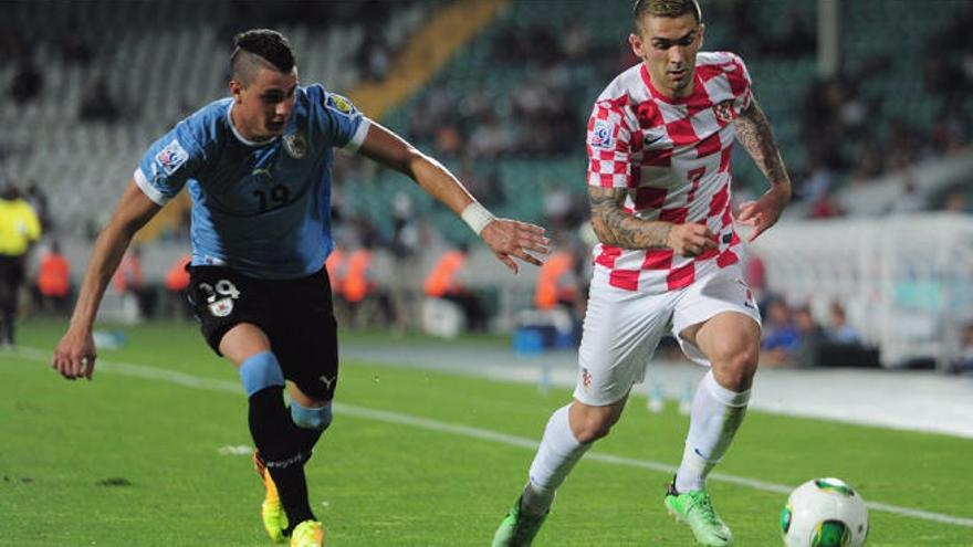 Livaja controla el balón ante el defensa uruguayo Giménez.