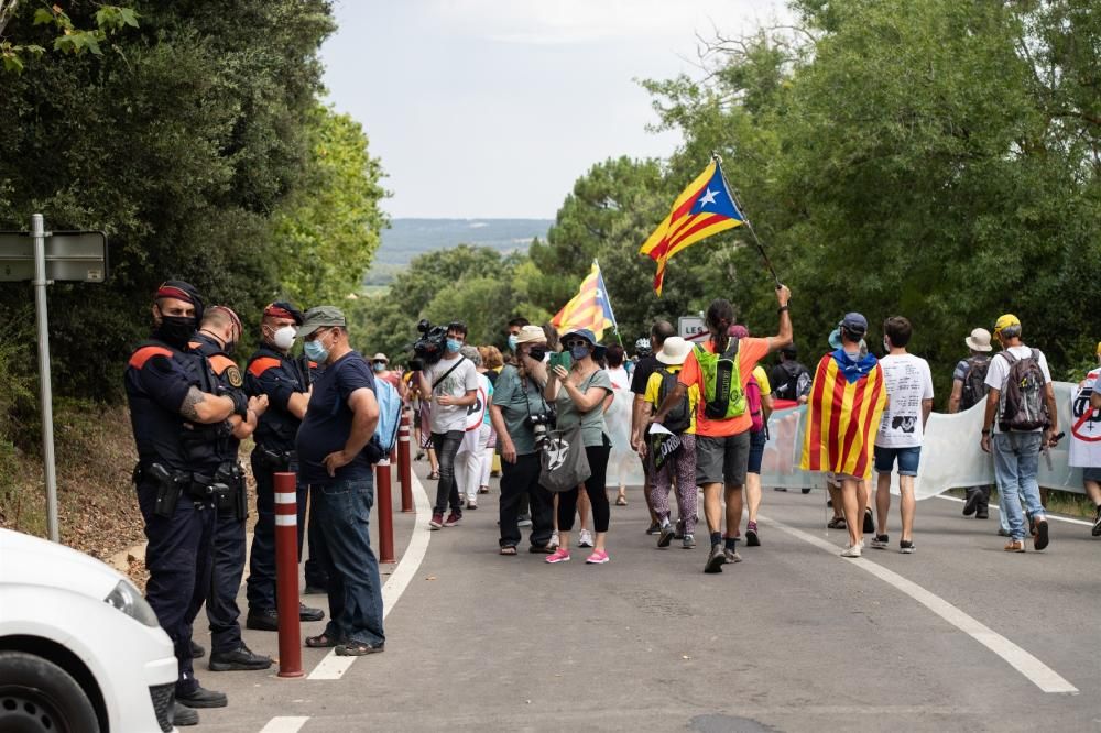 Els Reis visiten el monestir de Poblet enmig de protestes i un fort dispositiu policial