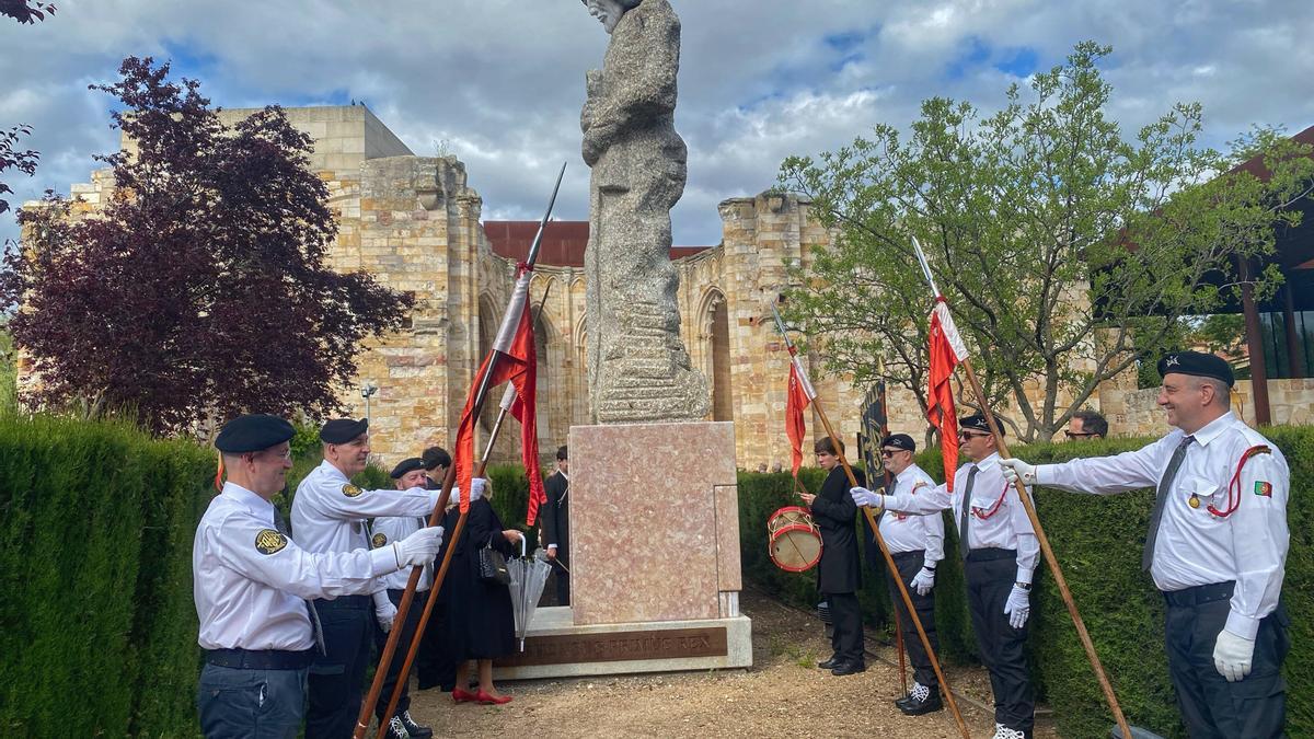 Zamora. ceremonia de homenaje junto a la escultura.