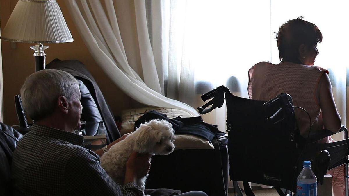 Una parella d’avis amb discapacitat denuncia els problemes d’accessibilitat de la seva vivenda.  | RICARD CUGAT