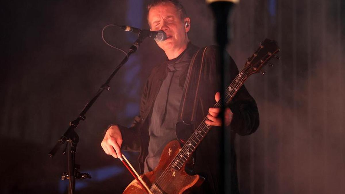 El líder de Sigur Rós tocó la guitarra armado con un arco de violín.