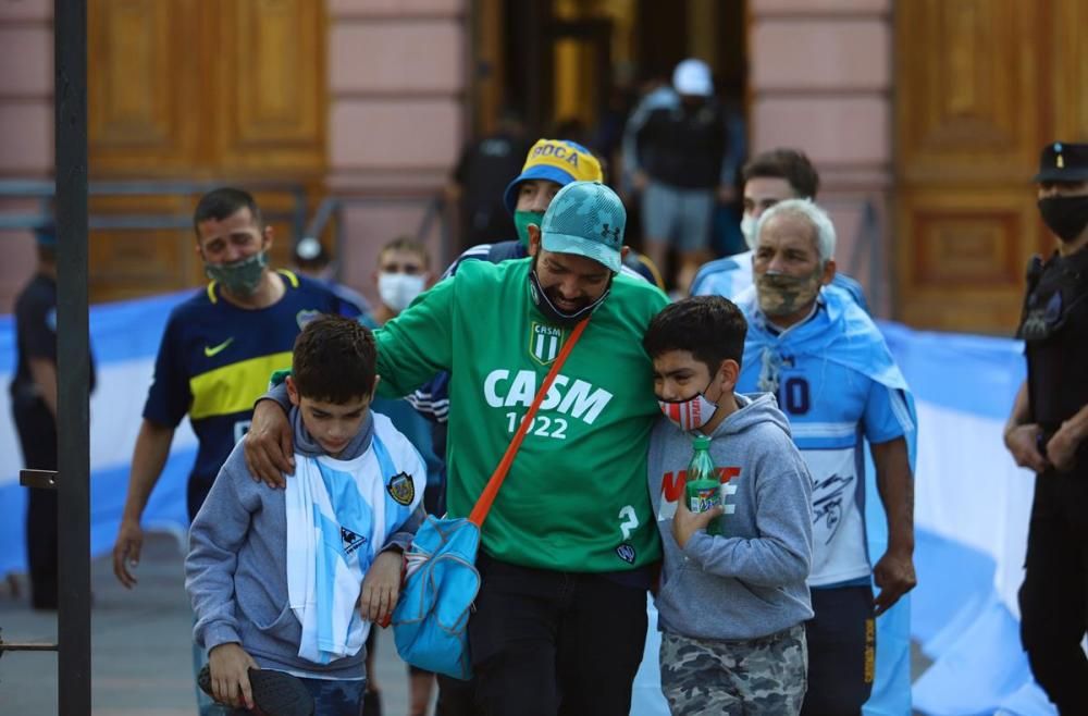 Argentina plora a Maradona en una vetlla multitudinària