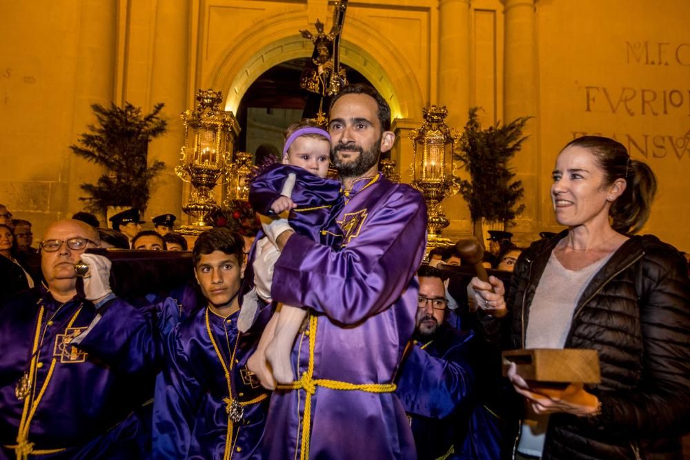 El Nazareno lució una nueva canastilla revestida de pan de oro y la parihuela de su trono original recién estrenada