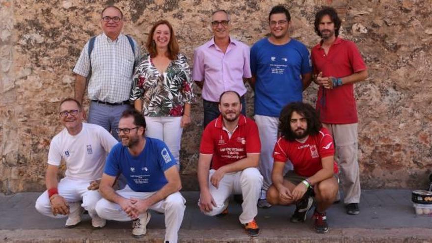 Los componentes del Club de Pilota Godella posan en el su 25 aniversario junto a la alcaldesa.