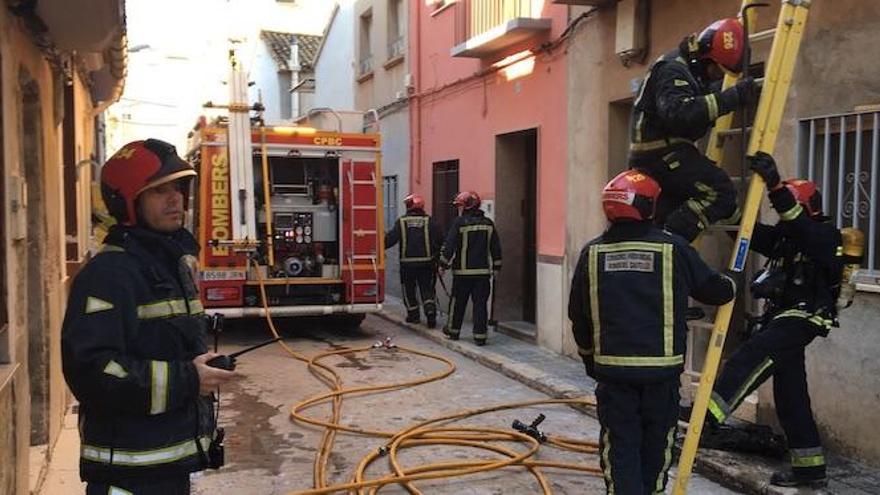 Ocho afectados por el incendio de un colchón en una casa de Burriana