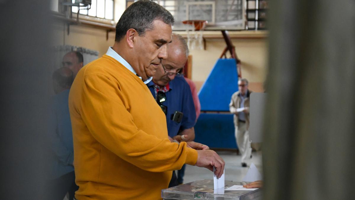 Una persona introduce su voto en la urna en el colegio Obispo Nieto de la capital.