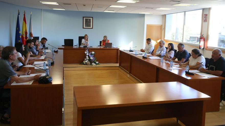 La corporación municipal de Salceda reunida en un pleno.