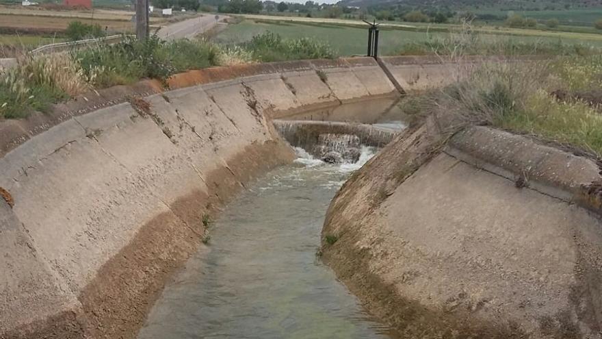 Acequia del canal de San José desde la que se distribuye el agua para el riego