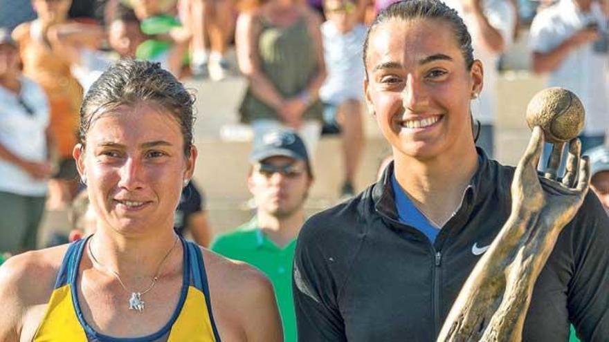 Garcia, a la derecha, con el trofeo de campeona, junto a Sevastova.