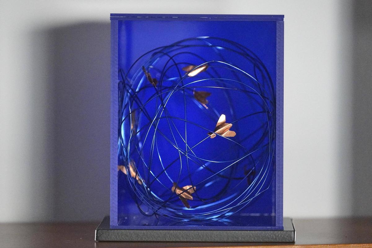 Un dels guardons de les Mosques de l'artista Montserrat Costa.