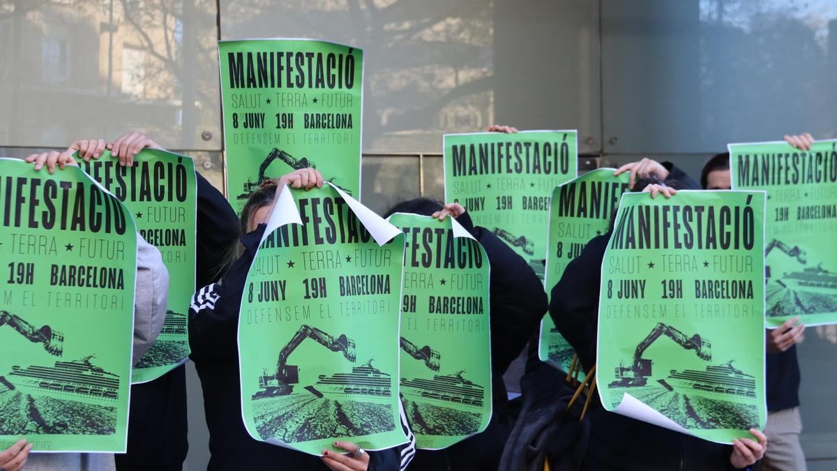 Membres d'entitats ecologistes amb el cartell de la manifestació que han convocat el pròxim 8 de juny