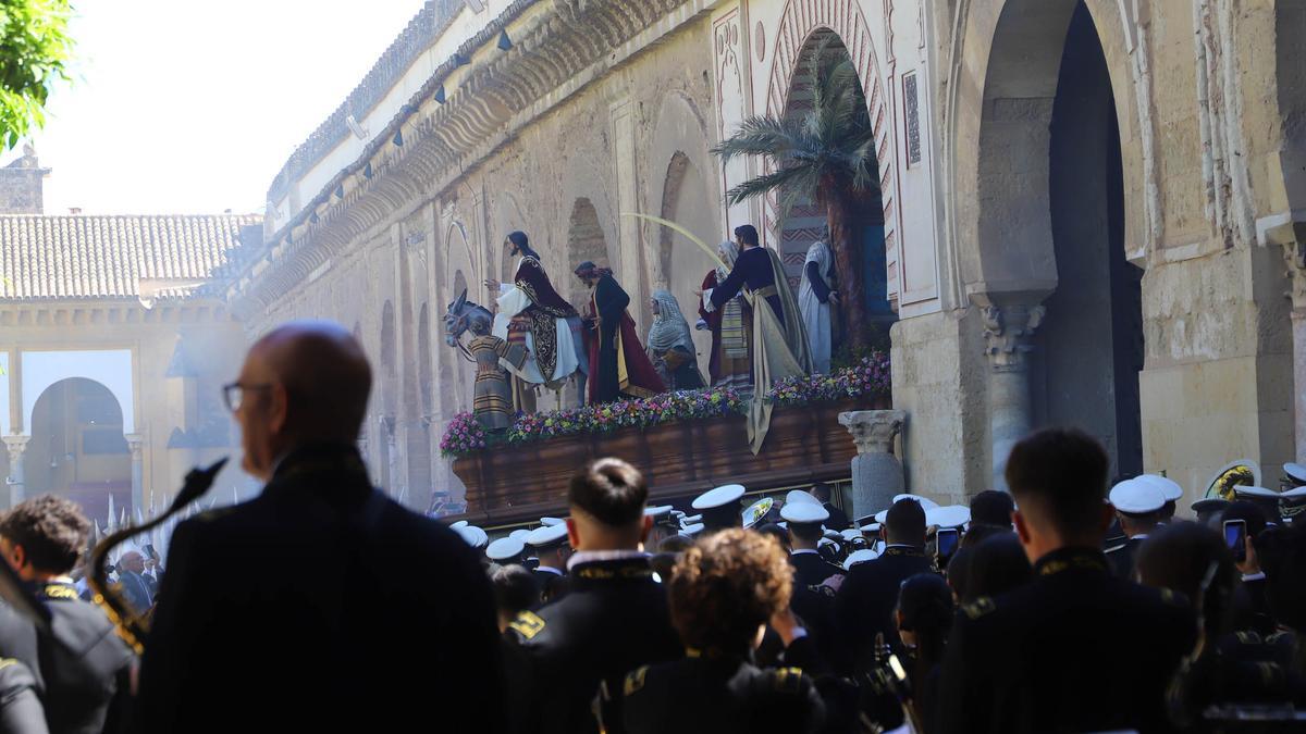 El paso de La Borriquita deja la Catedral.