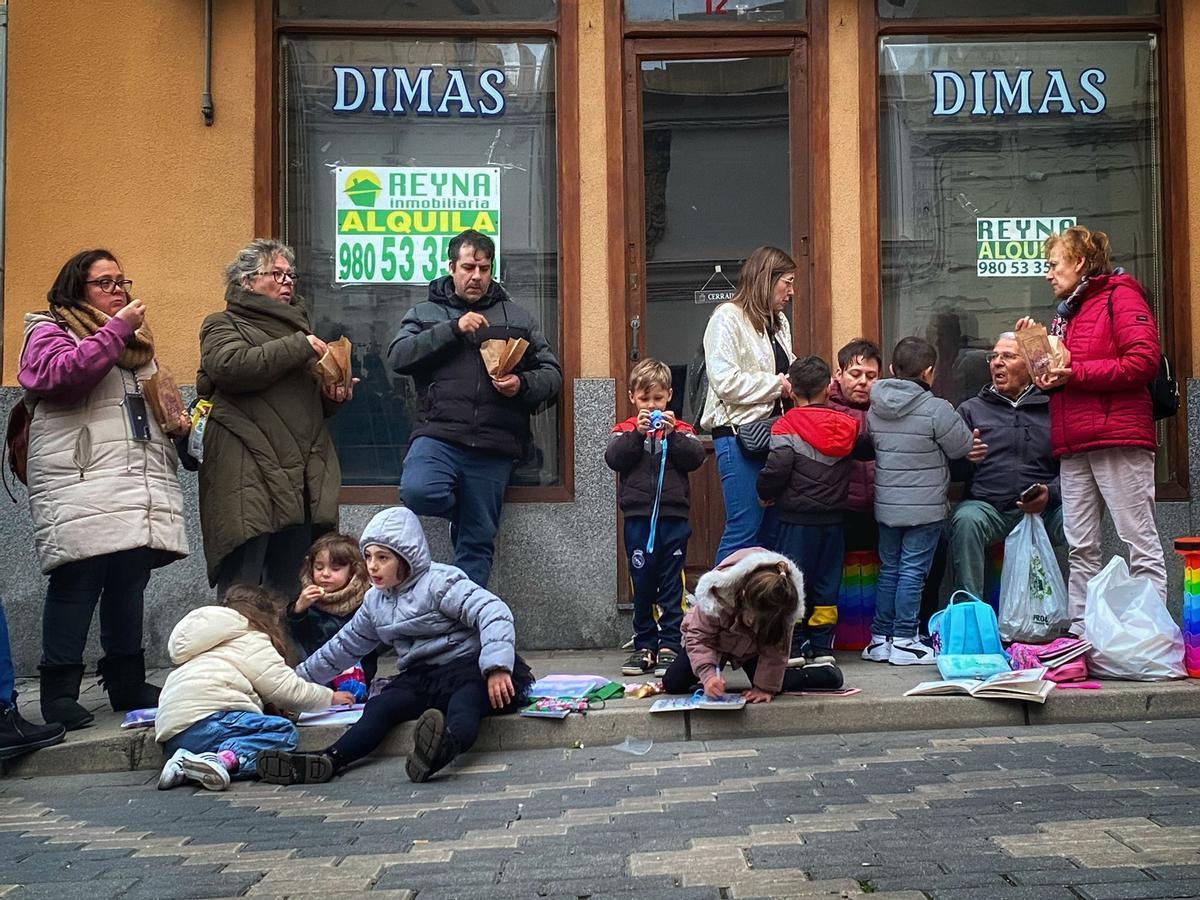 Zamoranos esperan el paso de una procesión comiendo pipas y dando uso a las "pipeleras".
