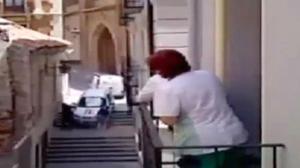 Un conductor se cae por una calle peatonal del centro de Teruel por seguir las indicaciones de un GPS.