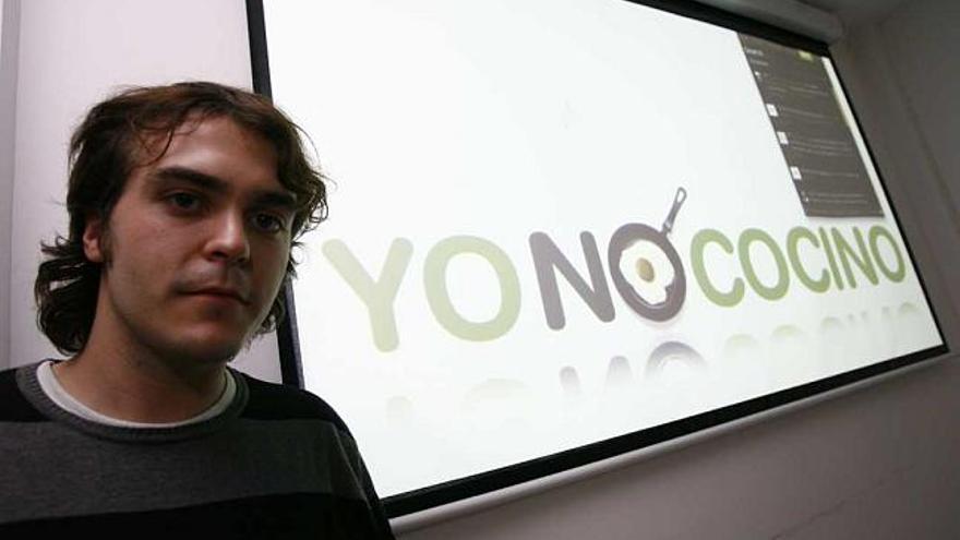 El autor del proyecto ganador, junto a la imagen de &quot;yonococino.com&quot;, ayer en el Centro de Negocios Alicante