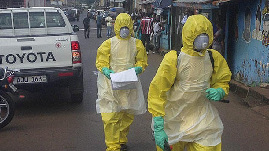 Trabajadores sanitarios en Liberia, en una foto de archivo.